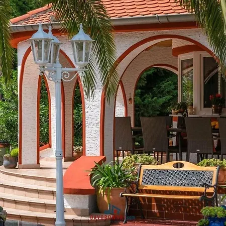فندق Small Castle Comfortable 4*